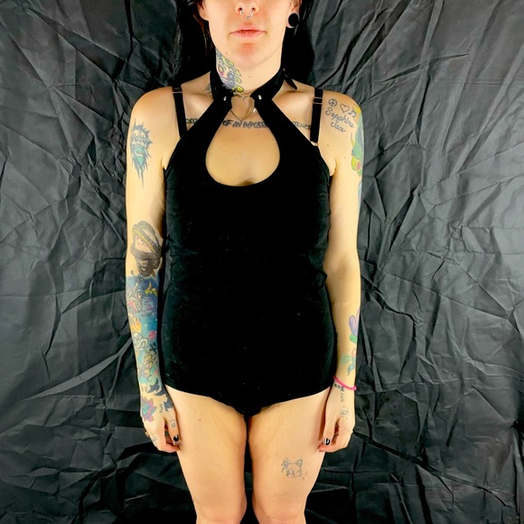 Bodysuit with attached heart choker - Picture 1 of 3